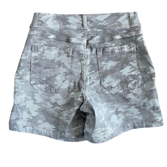 Spanx Stretch Twill Shorts 6” Camo 20358R - Picture 11 of 14
